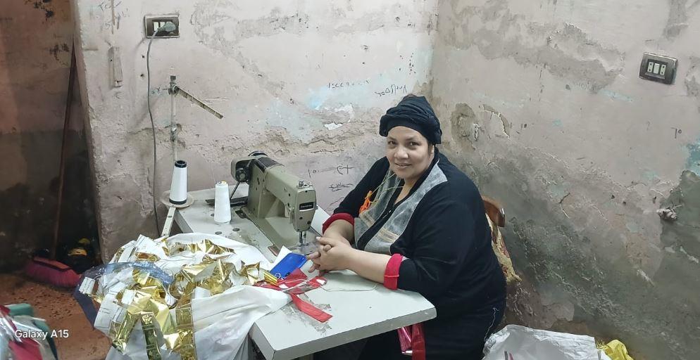 30 سنة مع المكنة.. الست «أم زينب» تصنع فرحة زينة رمضان بالمتر| صور