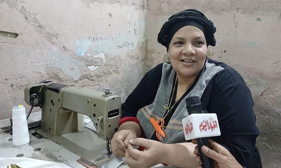 30 سنة مع المكنة.. الست «أم زينب» تصنع فرحة زينة رمضان بالمتر| صور