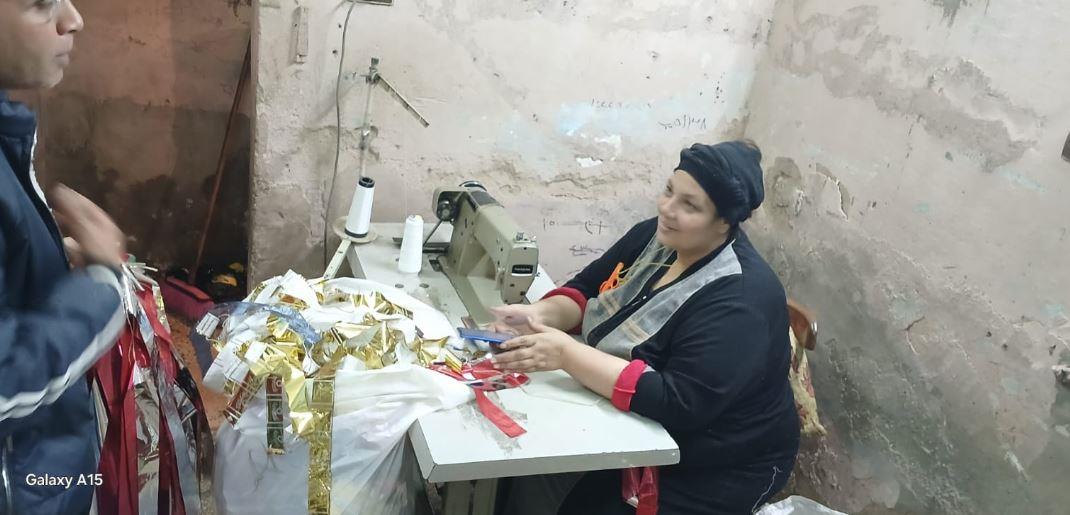 30 سنة مع المكنة.. الست «أم زينب» تصنع فرحة زينة رمضان بالمتر| صور