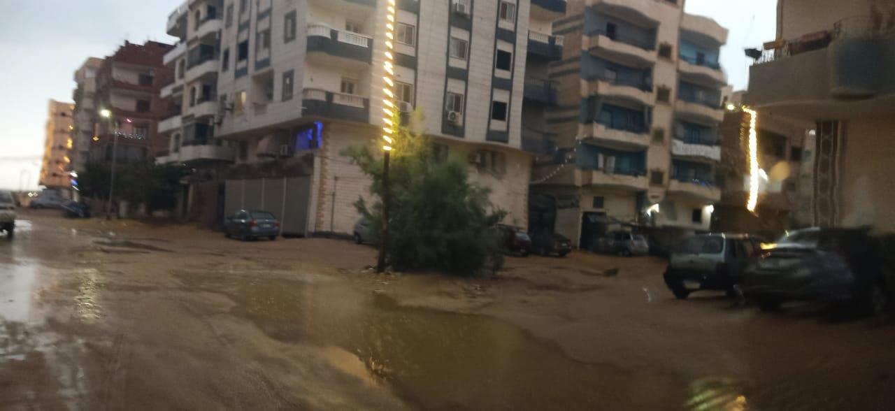 موجة الطقس السيئ تضرب السويس والشوارع غارقة في المياه