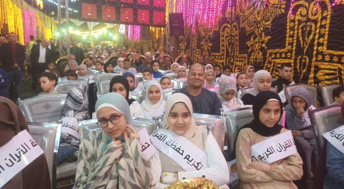 8 رحلات عمرة وشهادات تقدير وجوائز  مالية 1500 من حفظة كتاب الله بسنيون| صور