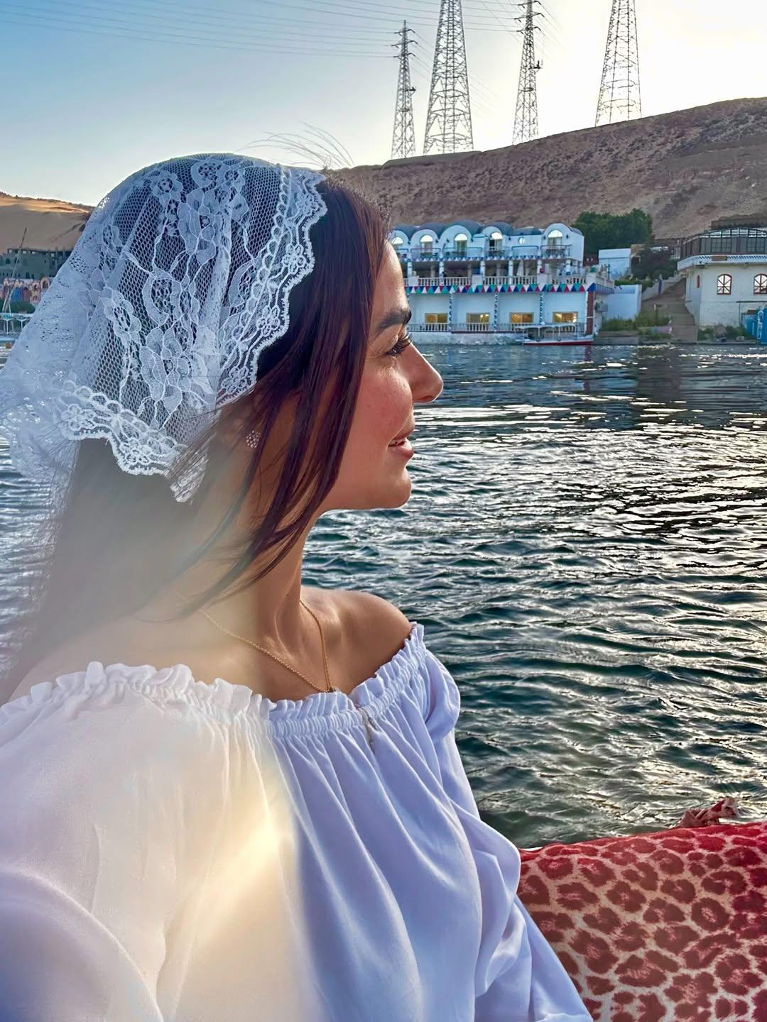 رانيا منصور تخطف الأنظار بإطلالة ساحرة من أسوان