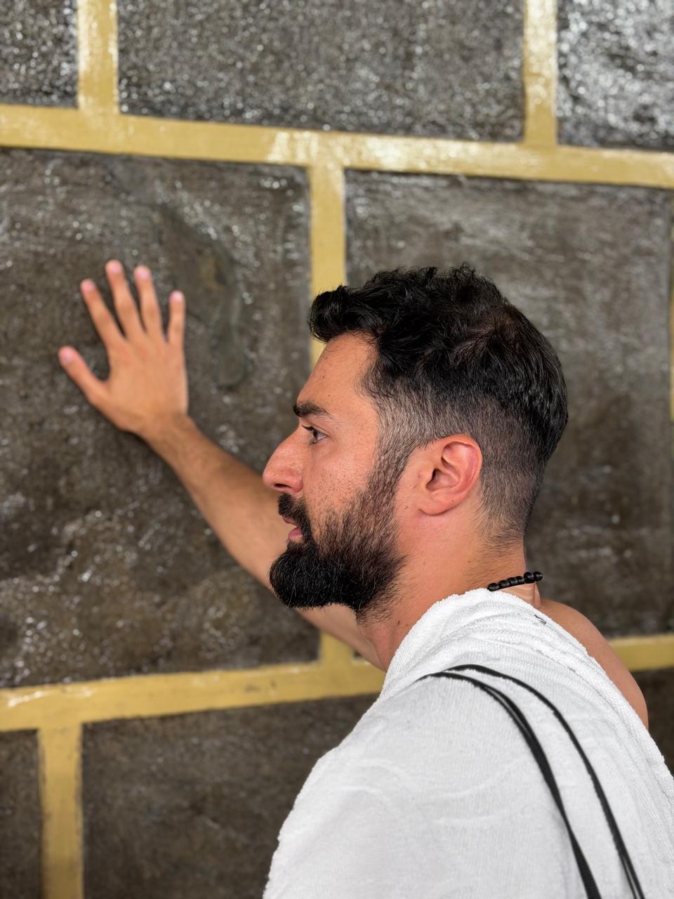 أحمد حاتم يؤدي مناسك الحج