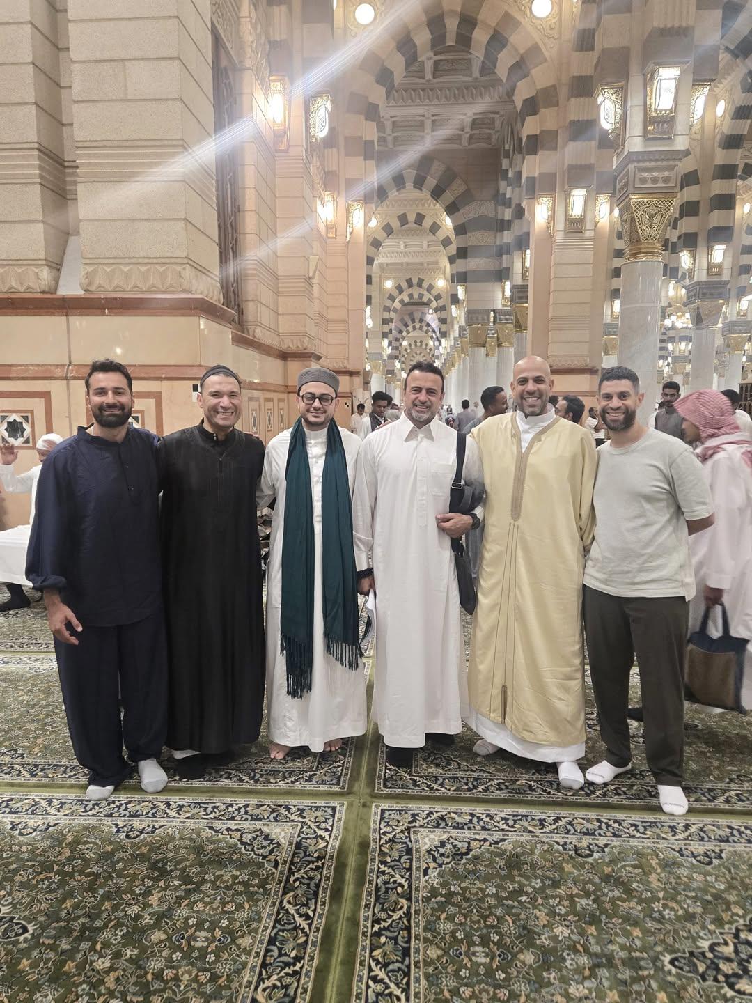 أحمد حاتم يؤدي مناسك الحج