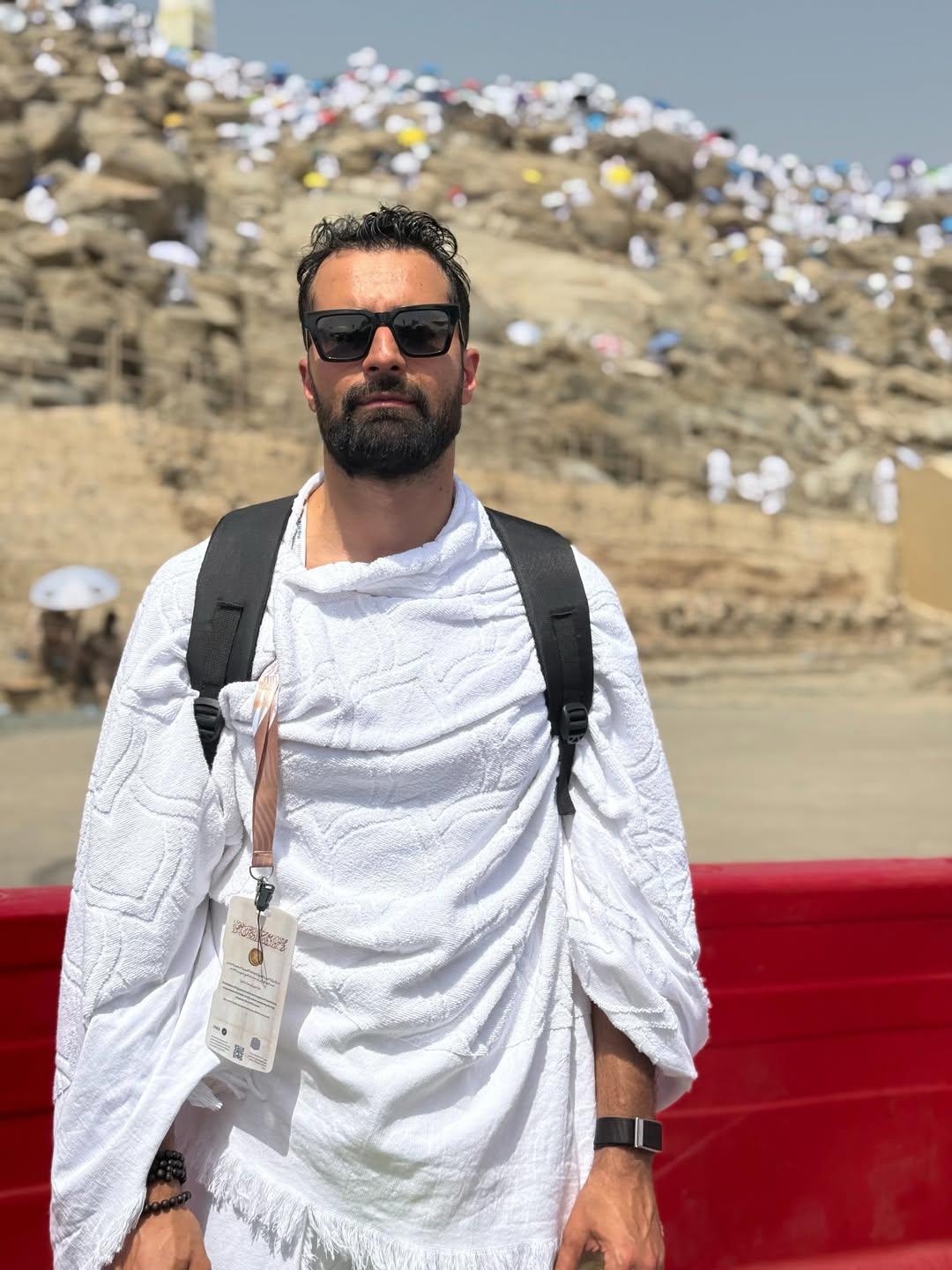 أحمد حاتم يؤدي مناسك الحج