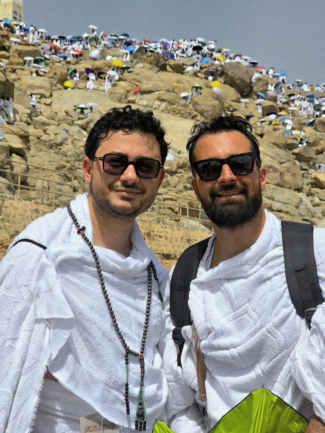 أحمد حاتم يؤدي مناسك الحج