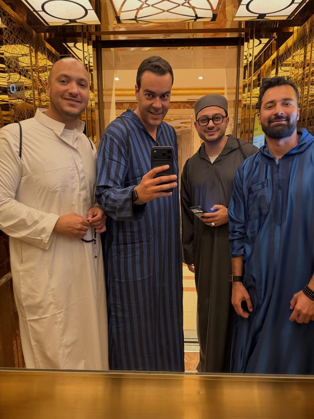 أحمد حاتم يؤدي مناسك الحج
