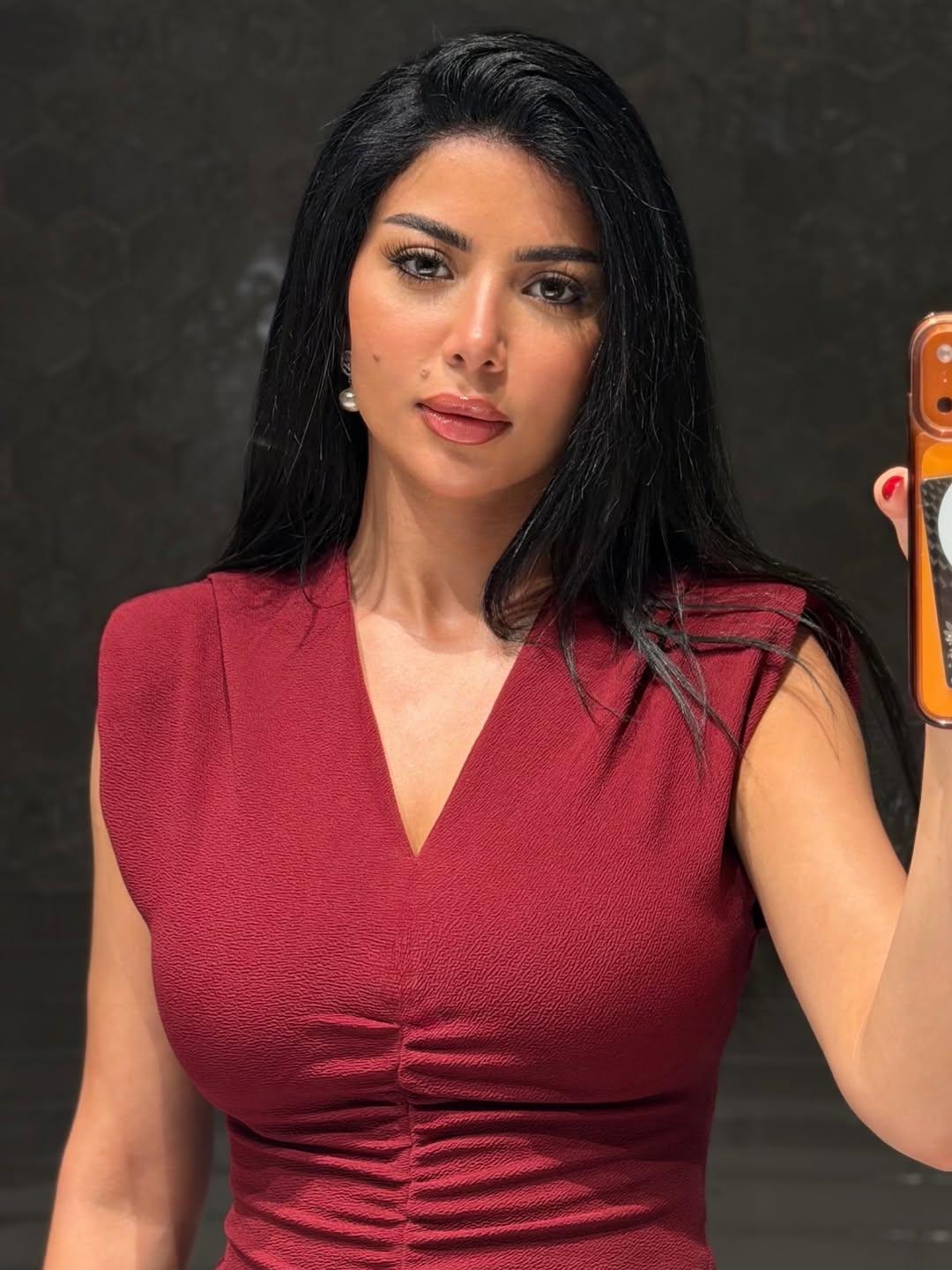 كارولين عزمي تخطف الأنظار بإطلالات جذابة في أوروبا
