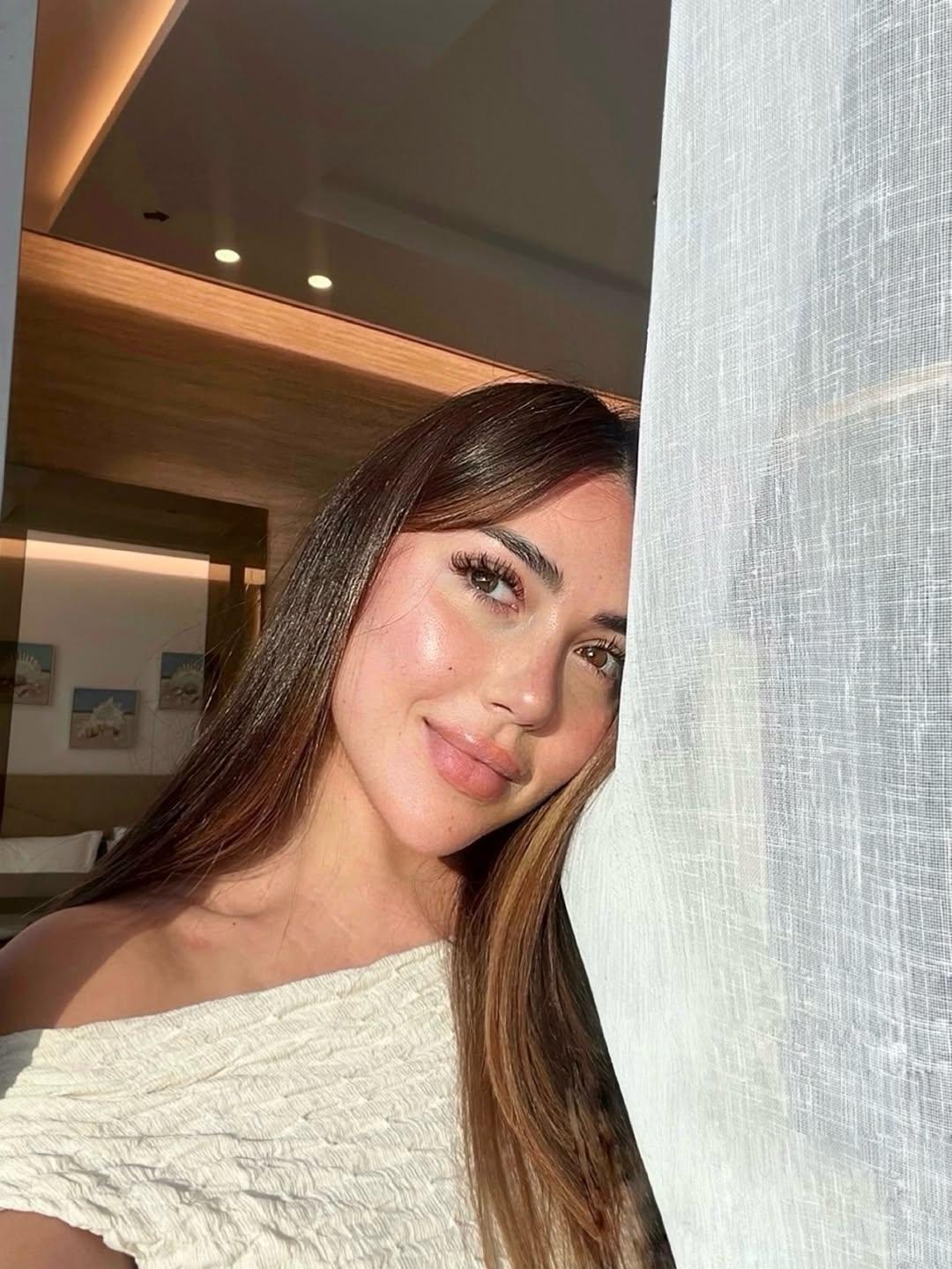 سارة سلامة تخطف الأنظار بإطلالات جذابة في فرنسا