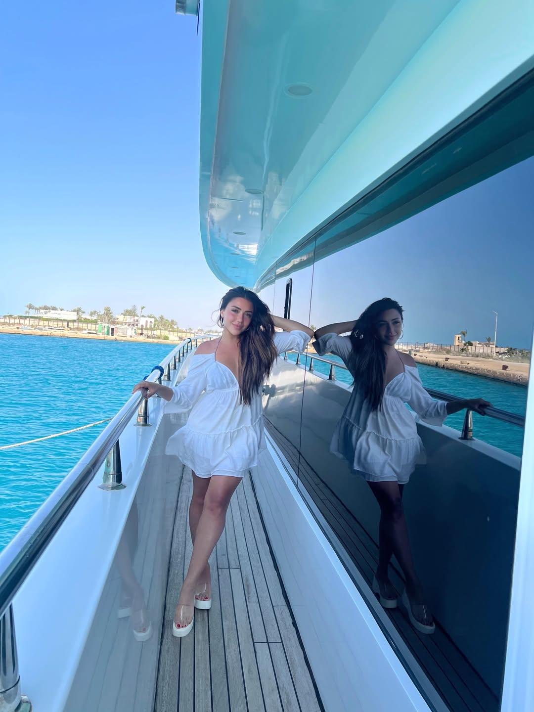 سارة سلامة تخطف الأنظار بإطلالات جذابة في فرنسا