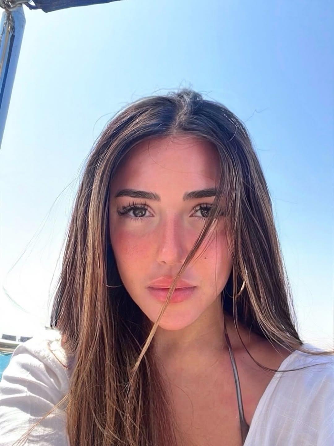 سارة سلامة تخطف الأنظار بإطلالات جذابة في فرنسا