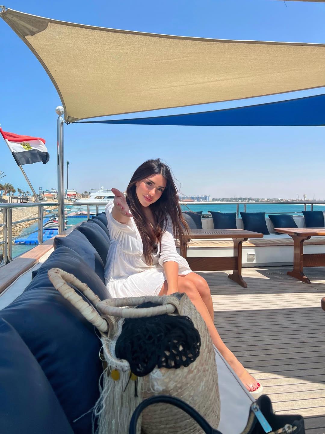 سارة سلامة تخطف الأنظار بإطلالات جذابة في فرنسا