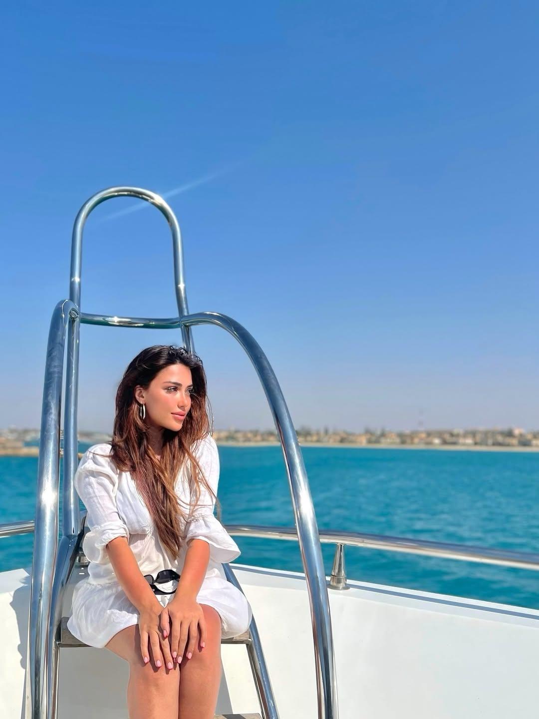 سارة سلامة تخطف الأنظار بإطلالات جذابة في فرنسا