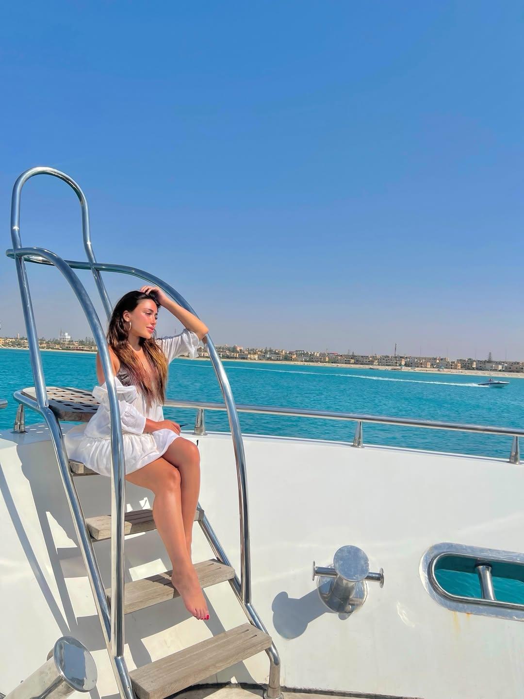 سارة سلامة تخطف الأنظار بإطلالات جذابة في فرنسا