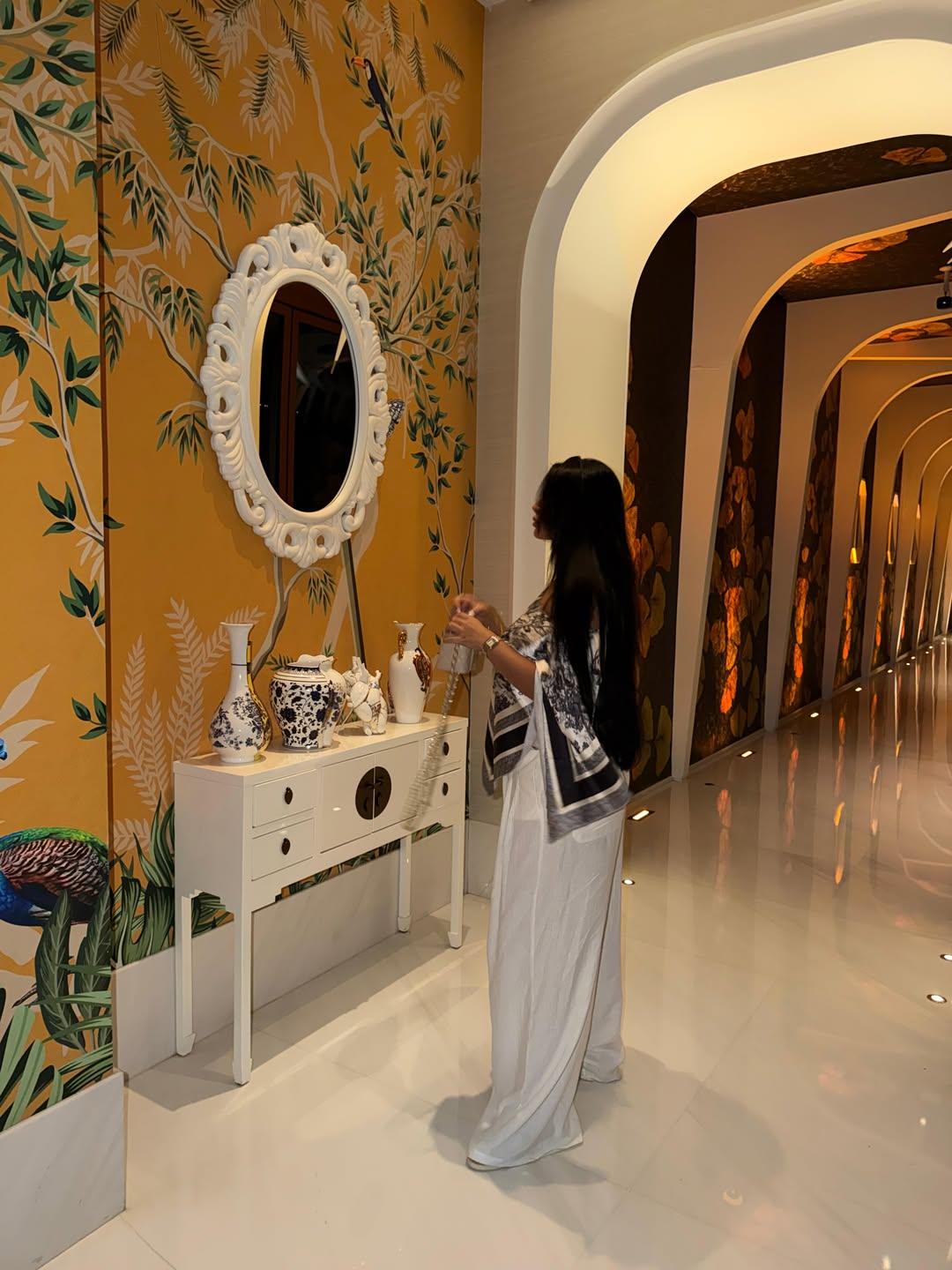 منة عرفة تتألق وتخطف الأنظار بإطلالات جذابة في دبي وقطر