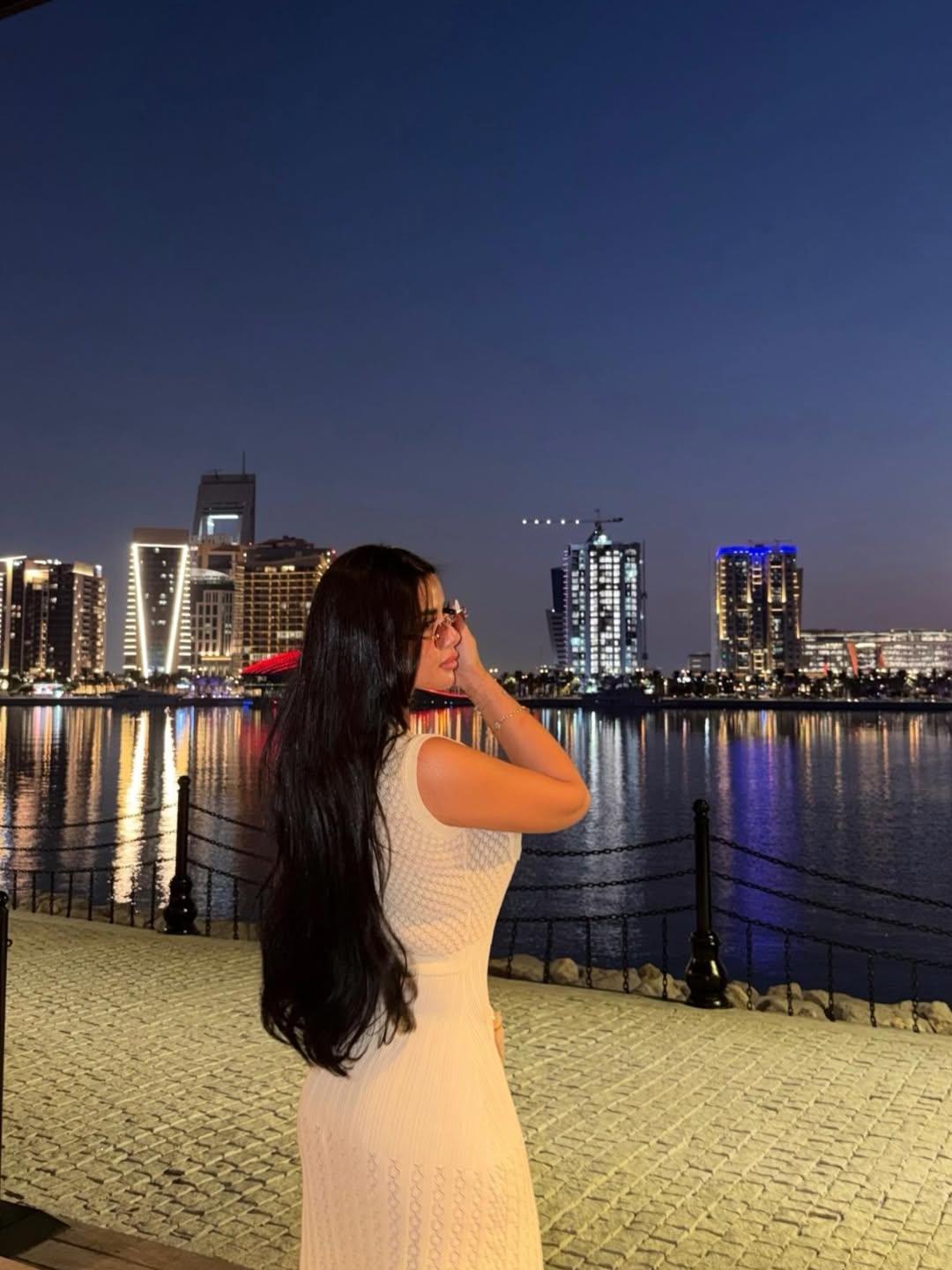منة عرفة تتألق وتخطف الأنظار بإطلالات جذابة في دبي وقطر