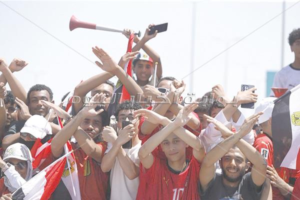 حشود من كل محافظات مصر فى مطار العلمين استقبال تاريخى لأبطال المنتخب الوطنى| صور