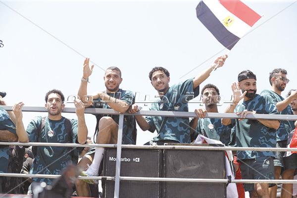 حشود من كل محافظات مصر فى مطار العلمين استقبال تاريخى لأبطال المنتخب الوطنى| صور