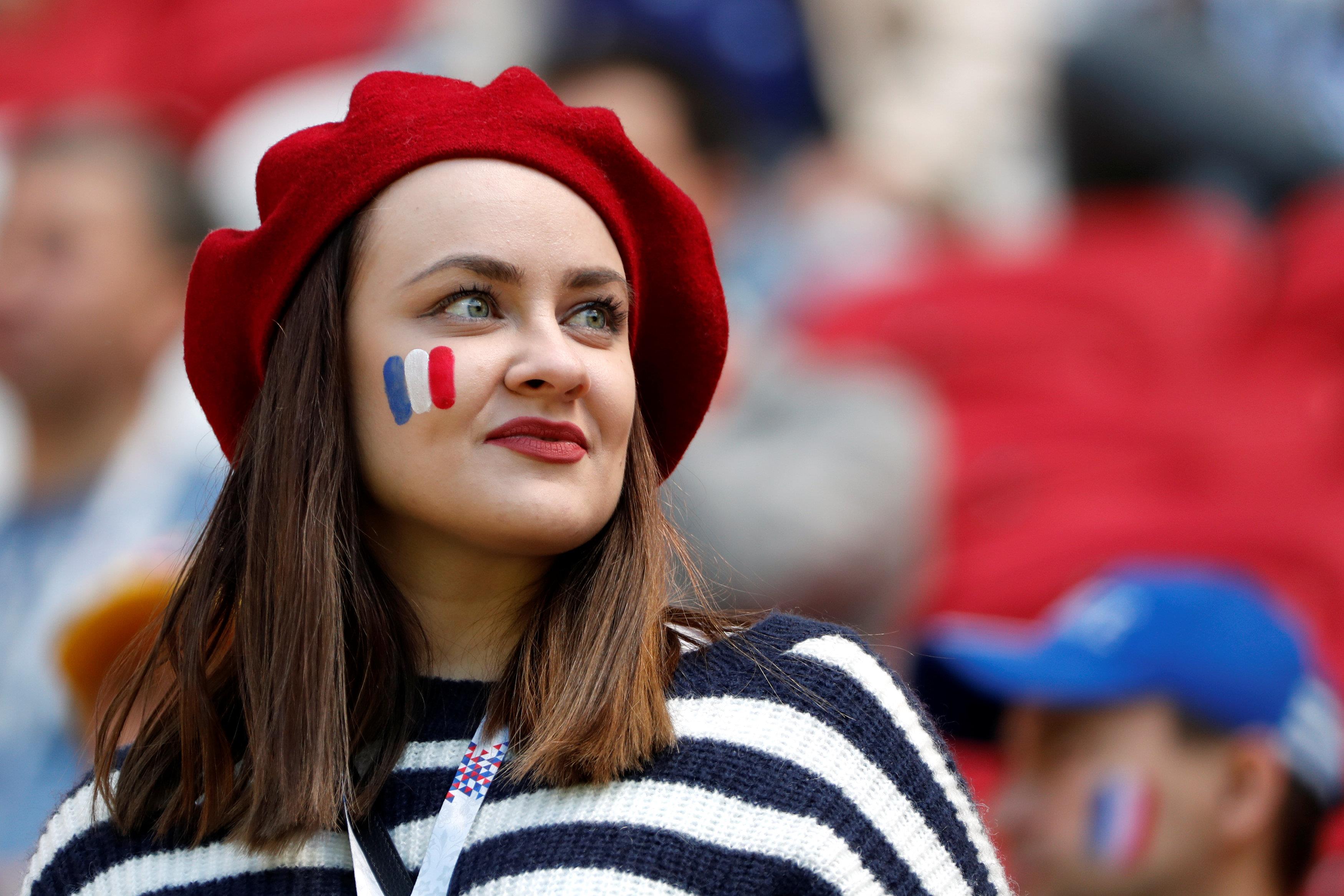 France girl. Болельщицы Перу. Красивые болельщицы. Француженки болельщицы. Девушки Франции.