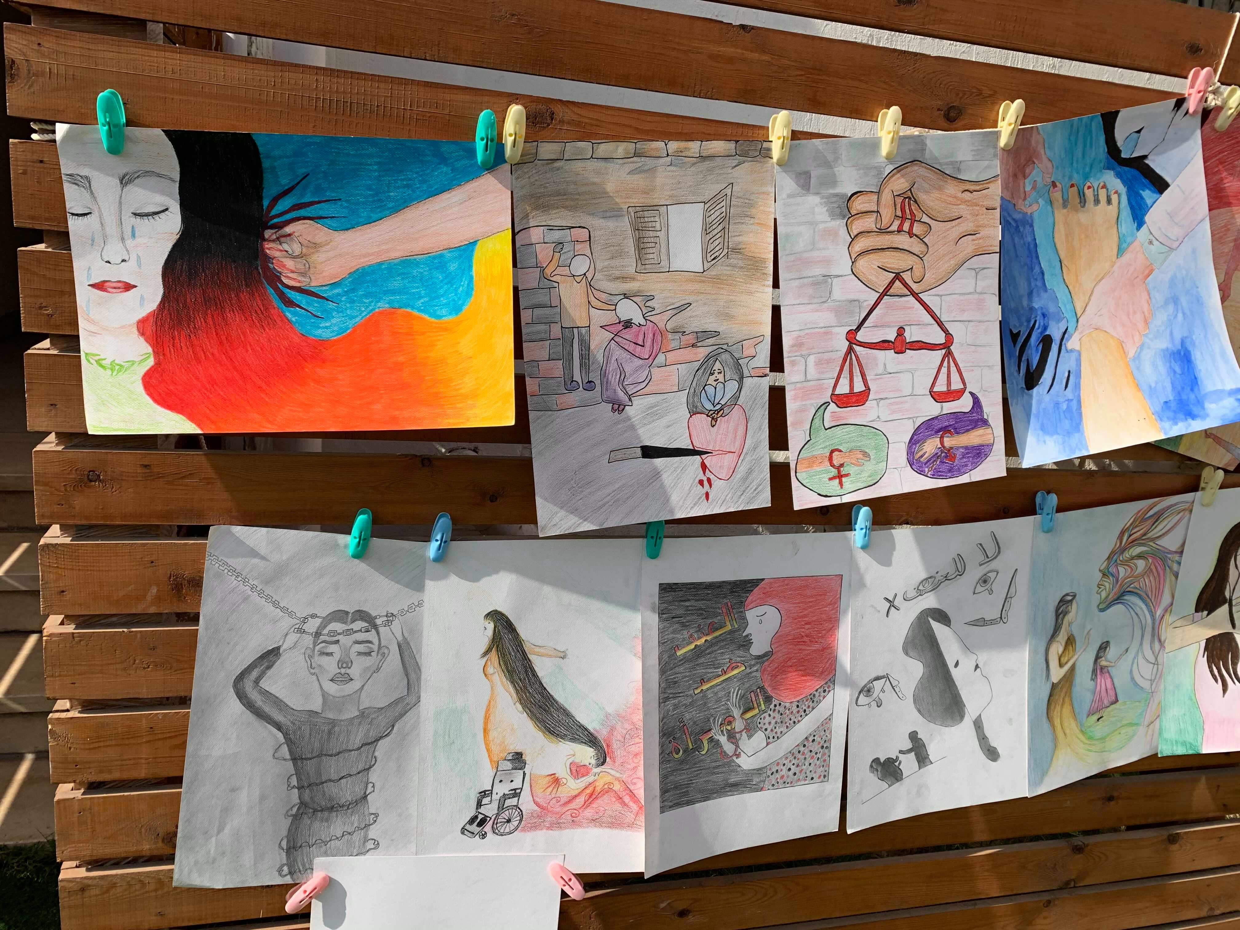 400 طالب يشاركون في رسم جدارية للتعبير عن العنف ضد المرأة  بوابة 