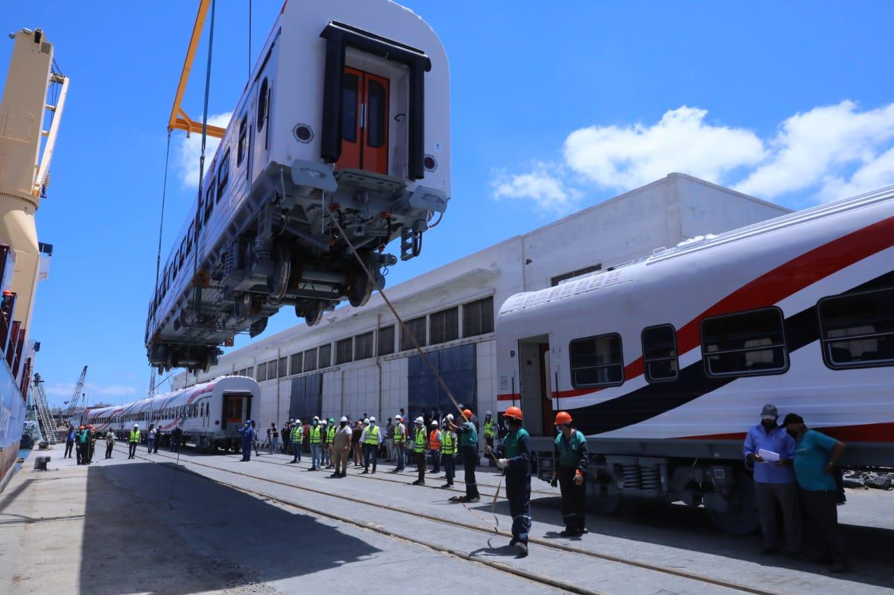 «كامل الوزير» يتابع تفريغ عربات القطارات الجديدة القادمة من روسيا 1