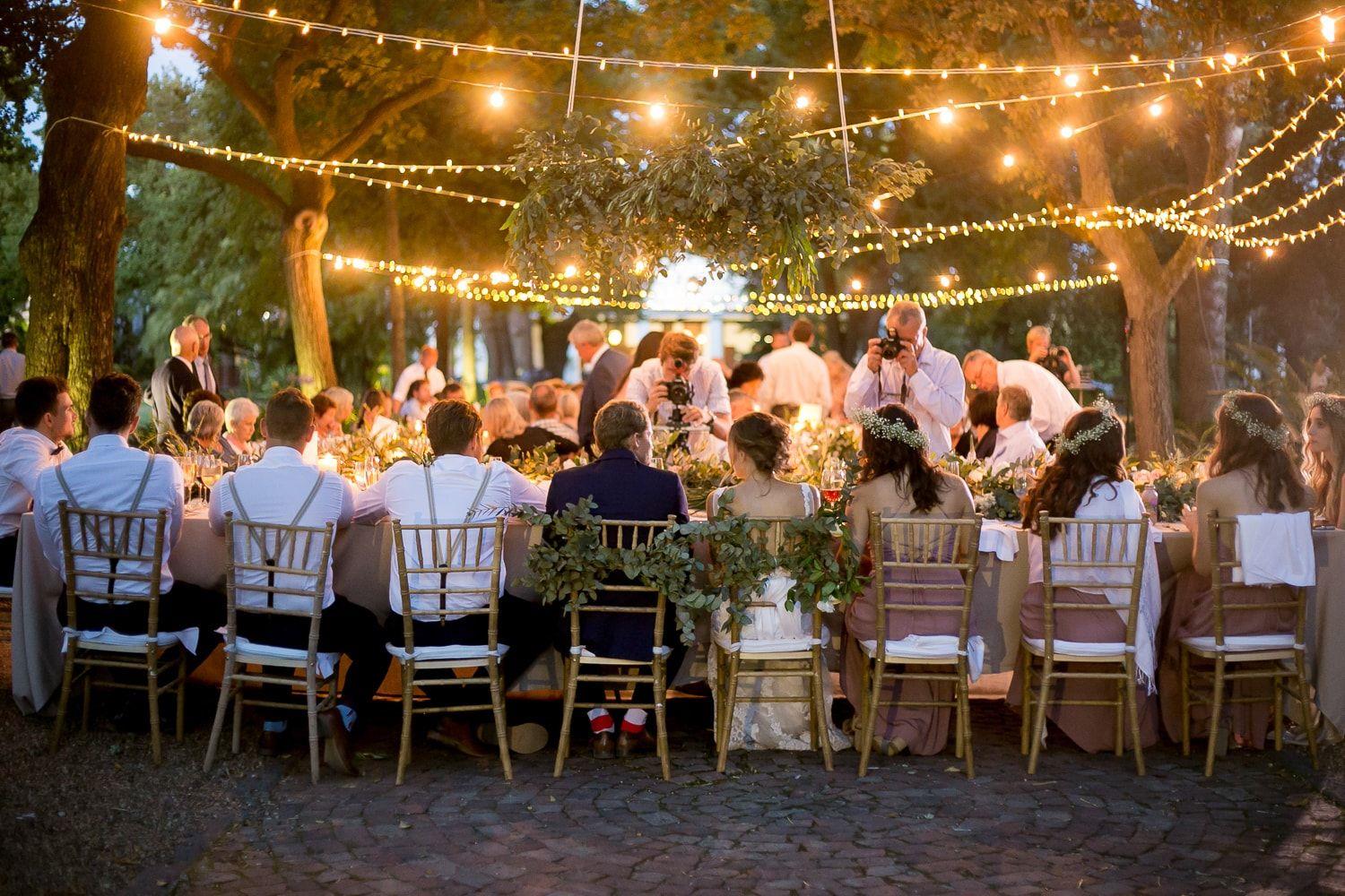 Много гостей за столом. Свадьба застолье. Свадьба за столом. Гости на свадьбе за столом. Свадебное застолье на природе.