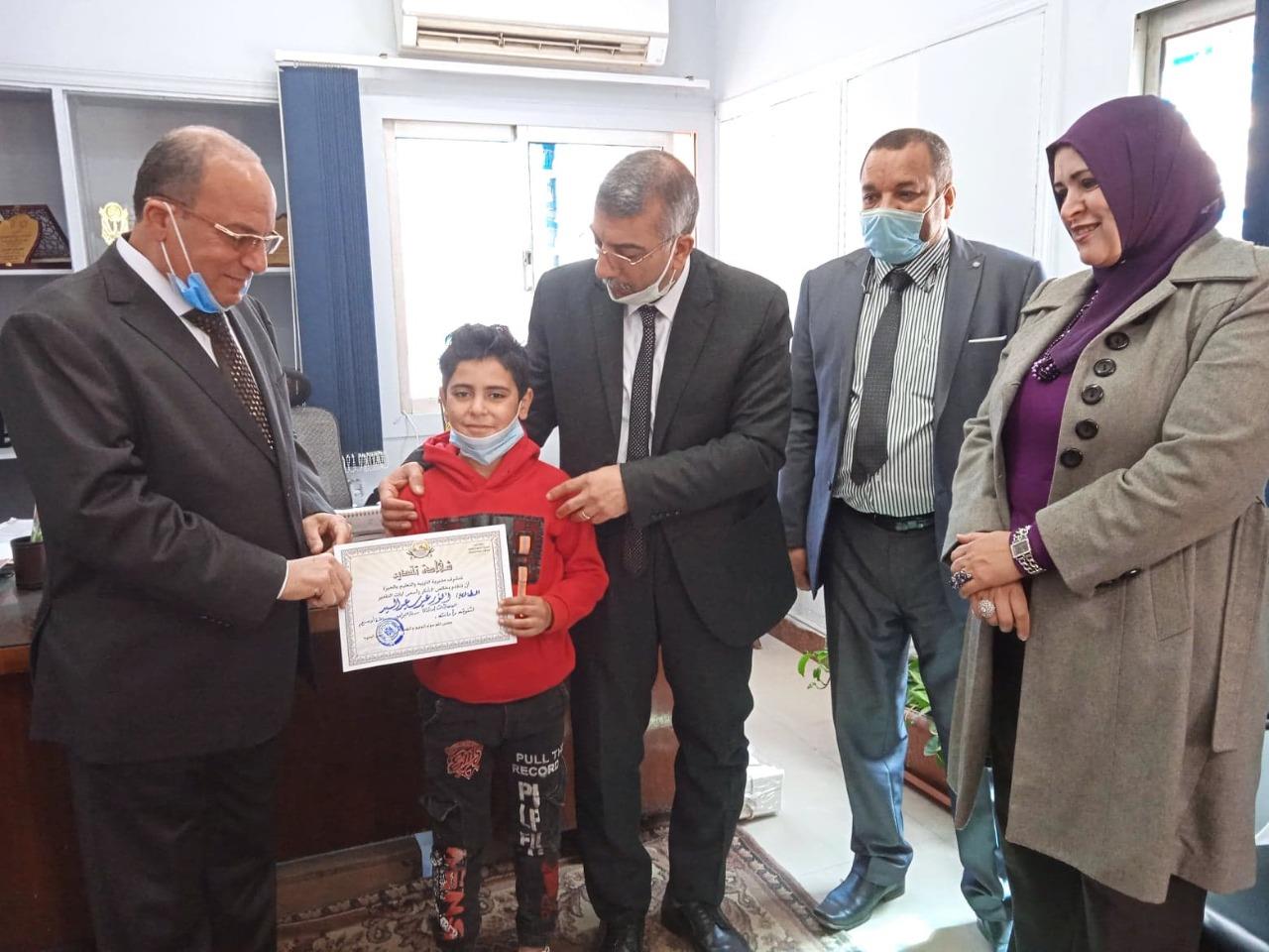 الجيار يكرم طالب بإدارة أوسيم التعليمية لامانته