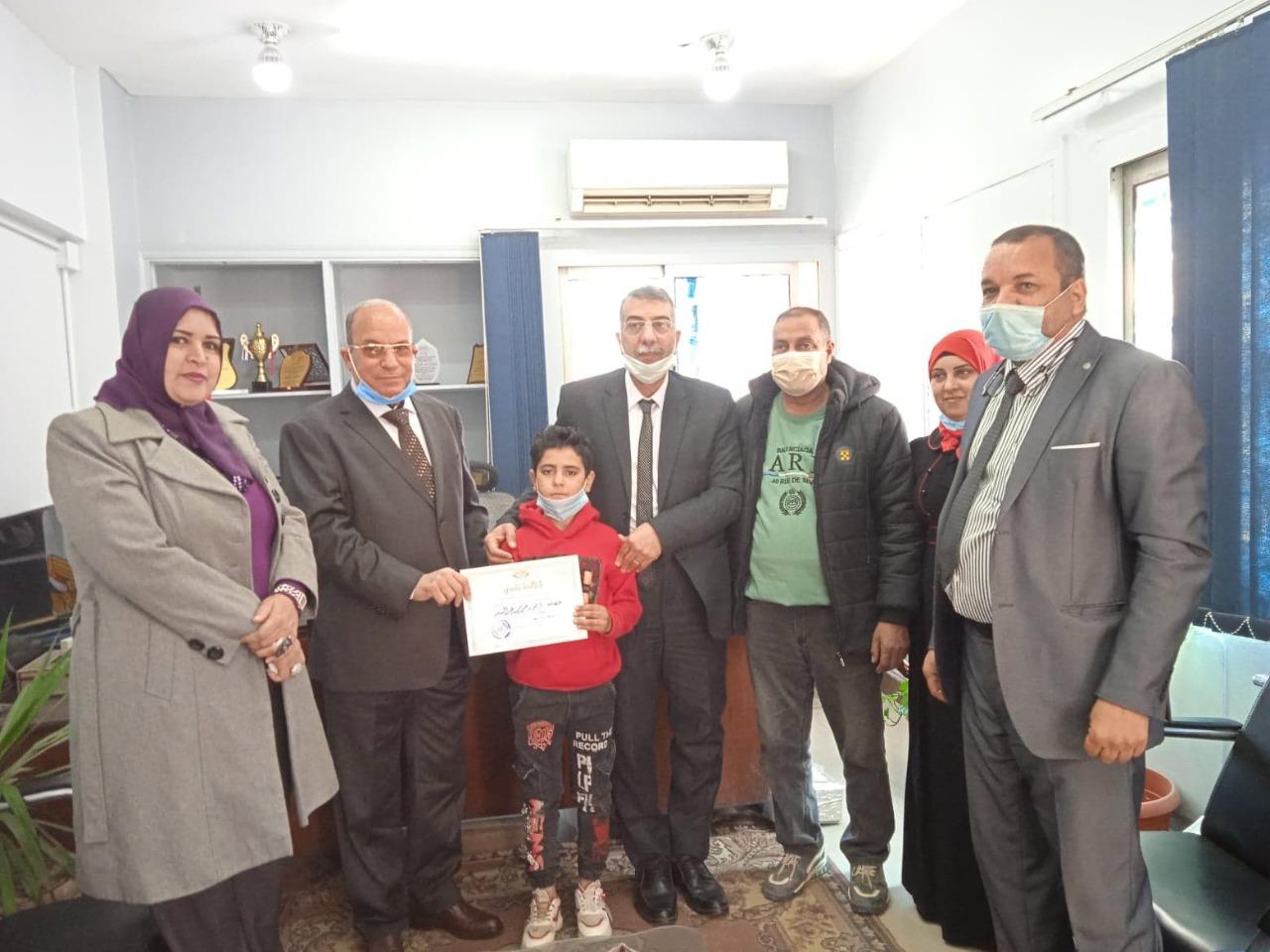 الجيار يكرم طالب بإدارة أوسيم التعليمية لامانته