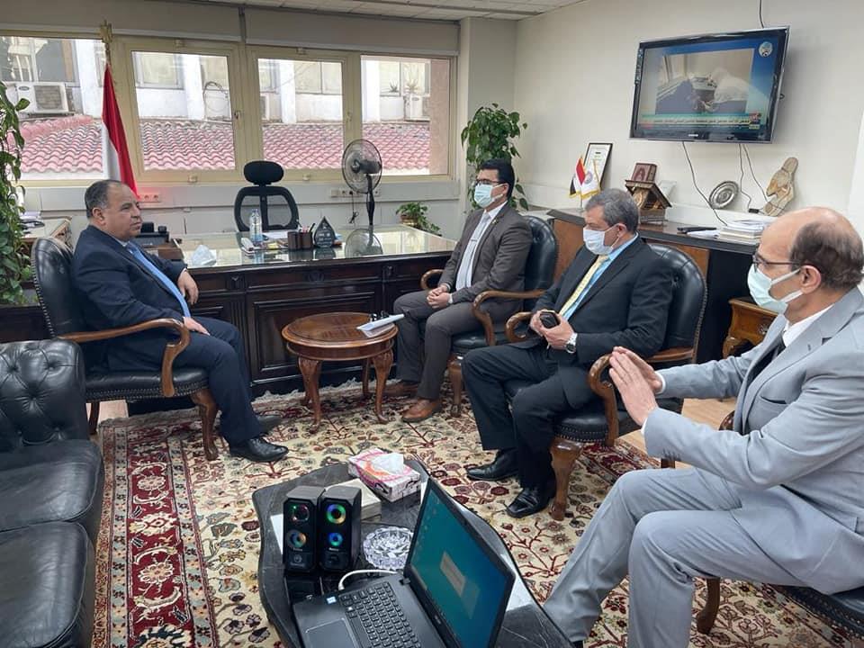 وزير المالية يكرم أحد «صقور الجمارك»