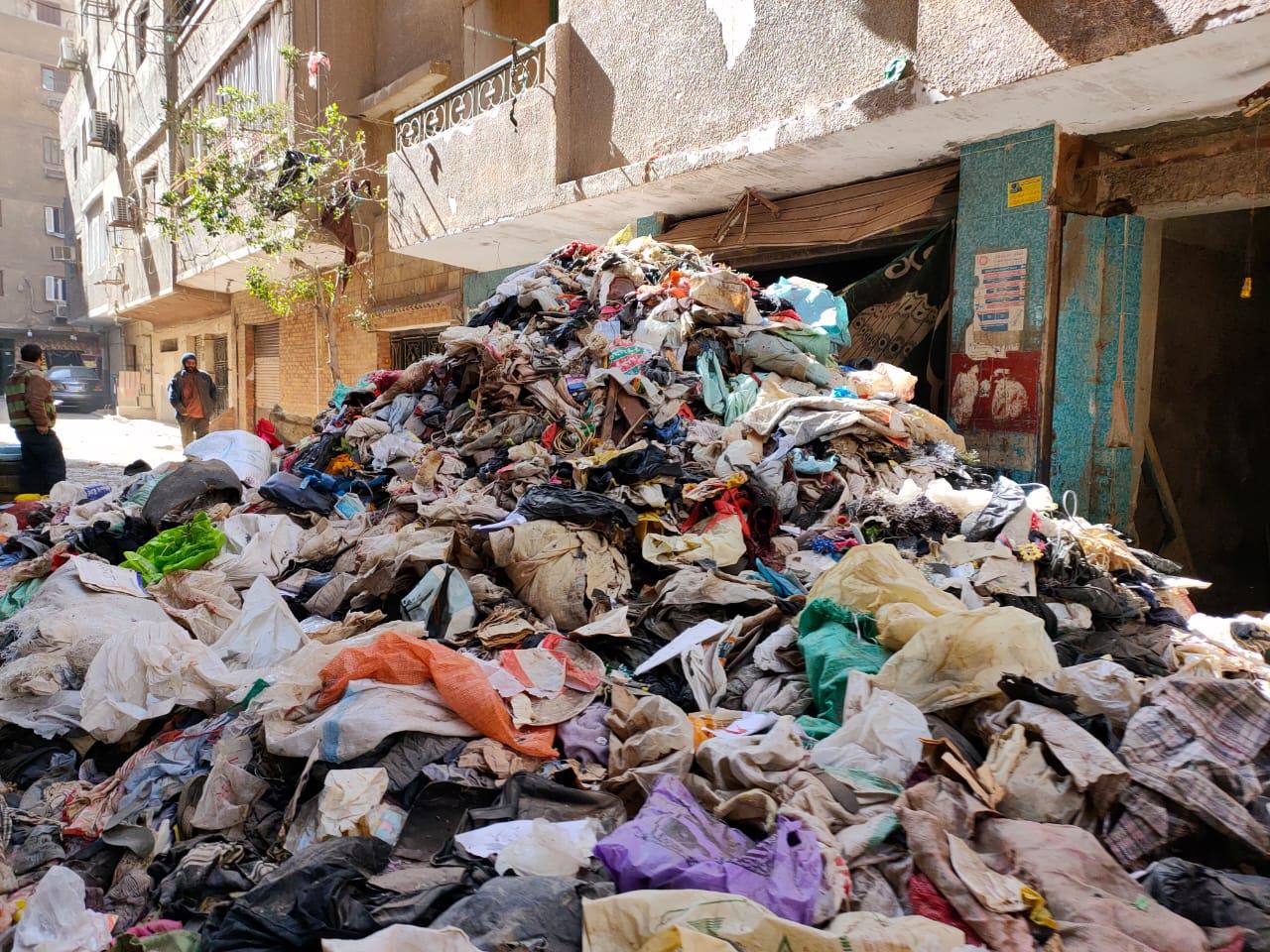 استجابة لـ بوابة أخبار اليوم.. الجيزة ترفع 63 طن قمامة من منزل بفيصل