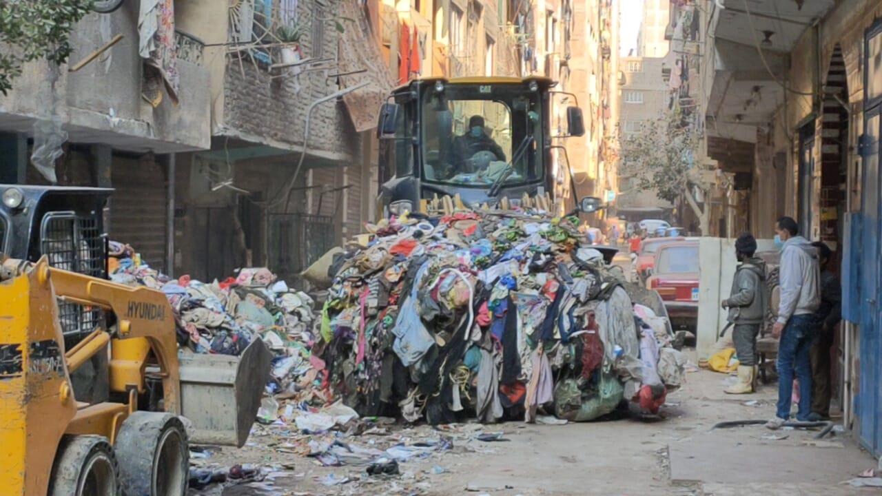 استجابة لـ بوابة أخبار اليوم..الجيزة ترفع 63 طن قمامة من منزل بفيصل