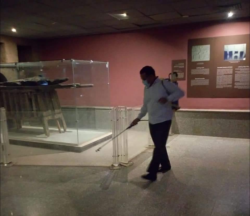 عمال التعقيم والتطهير