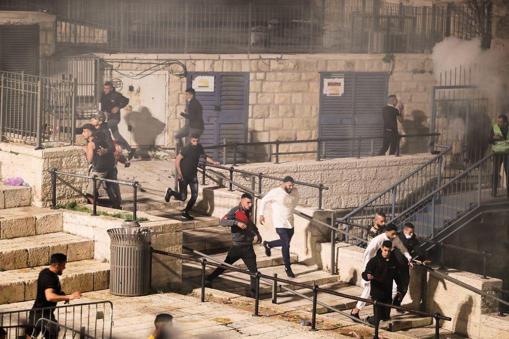 قوات الاحتلال الإسرائيلي وفلسطينيين