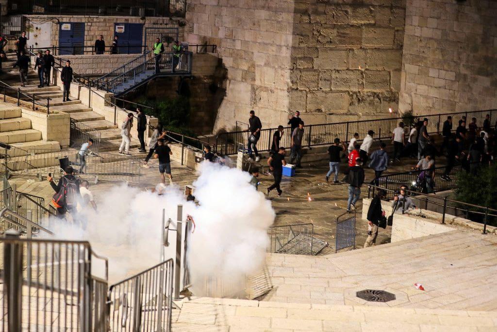 قوات الاحتلال الإسرائيلي وفلسطينيين