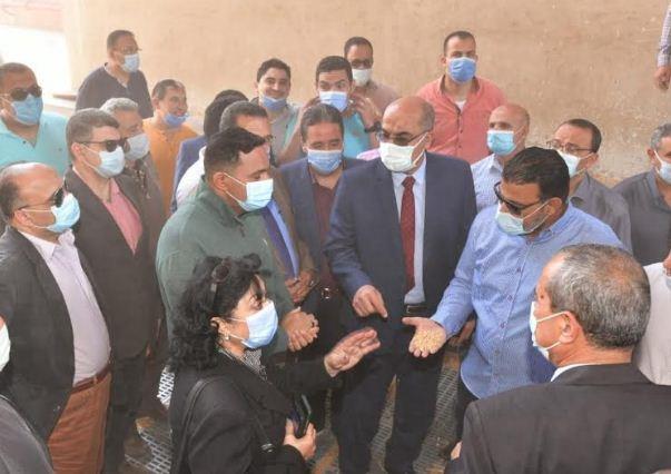 محافظ الدقهلية يتفقد توريد القمح 