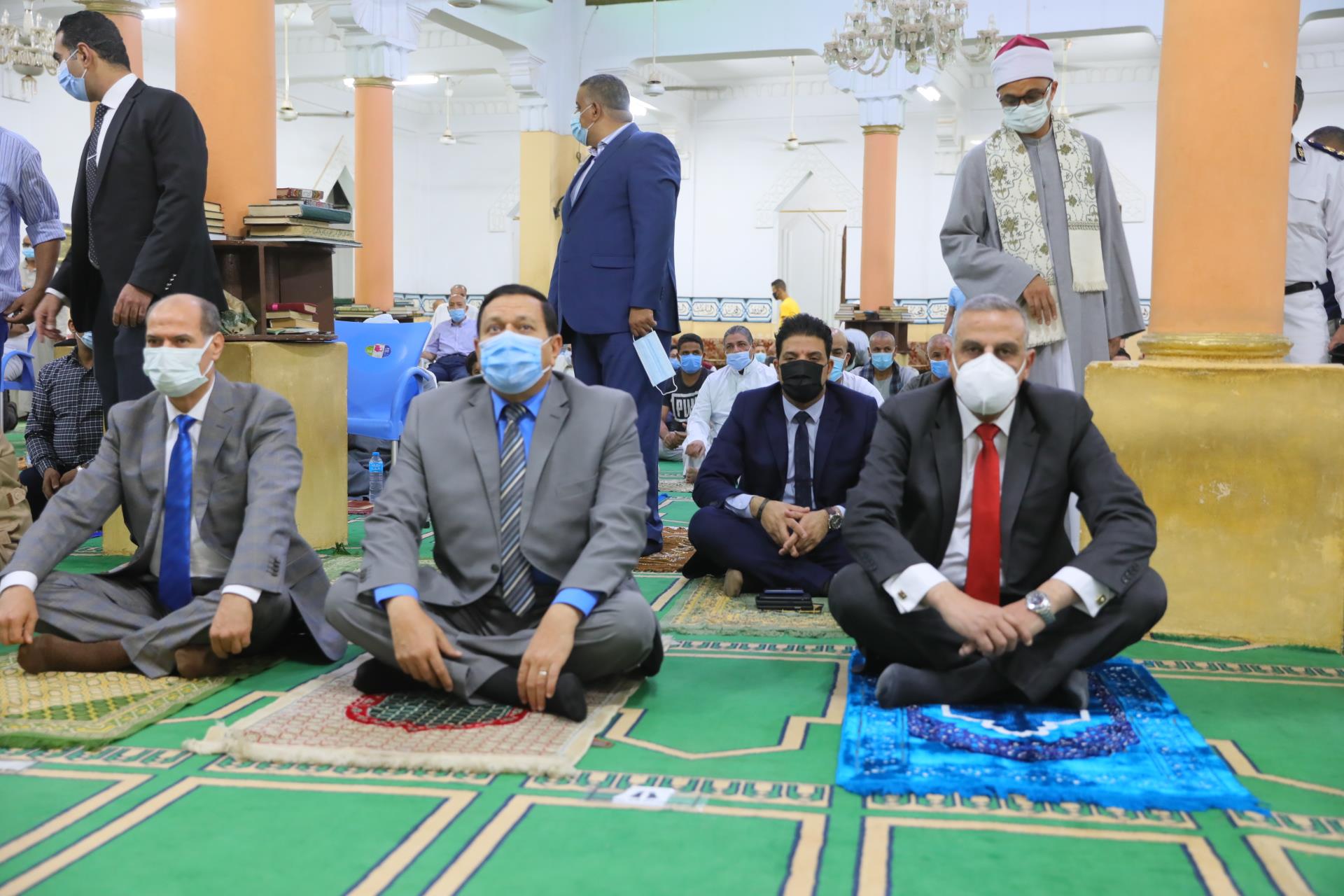 محافظ سوهاج يؤدي صلاة عيد الفطر