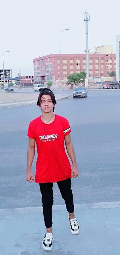 بمطواة قتل شابا 