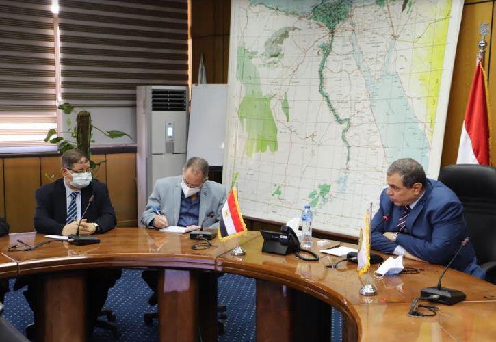  وزير القوى العاملة في الاجتماع