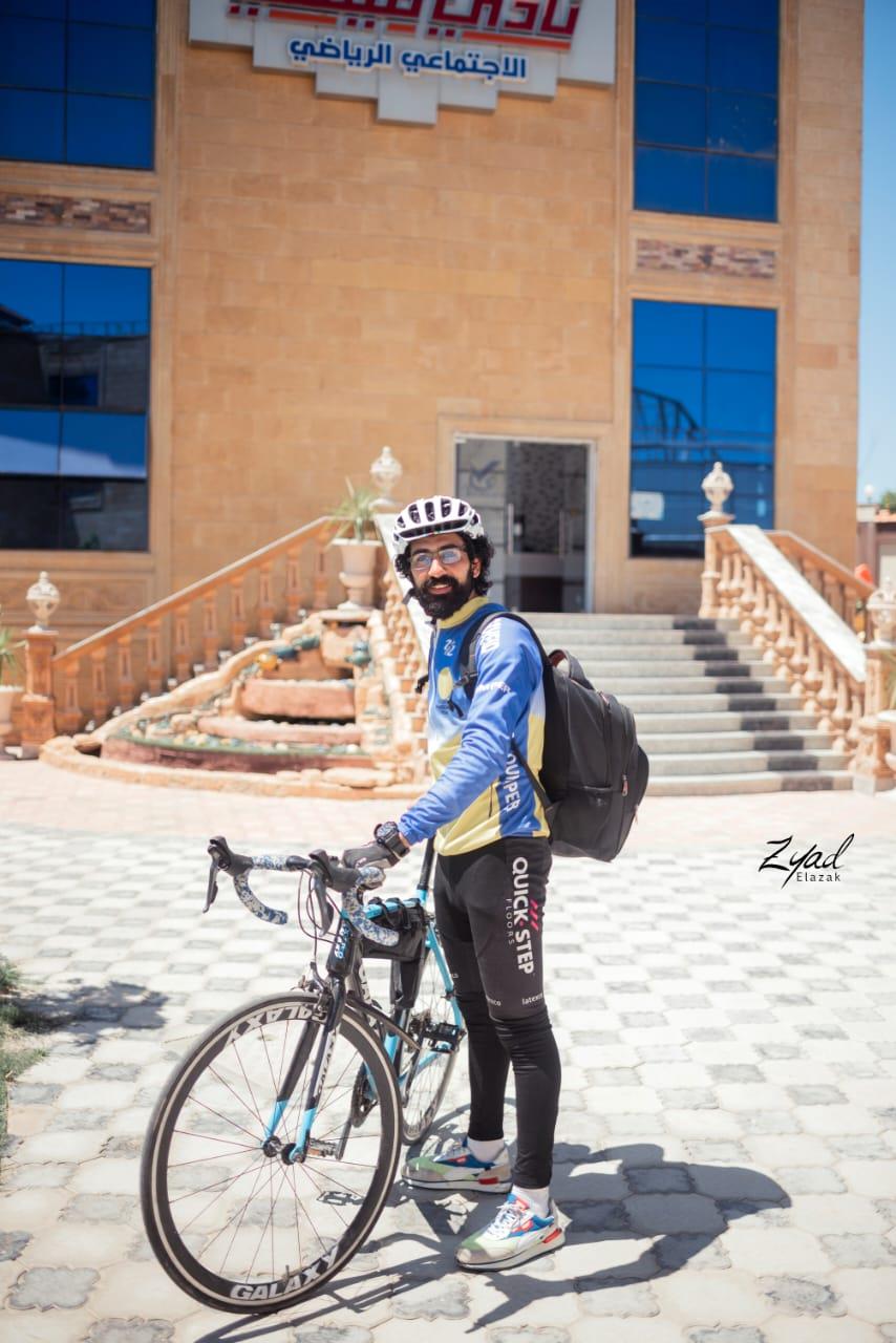 مغامر يطوف المحافظات بدراجته