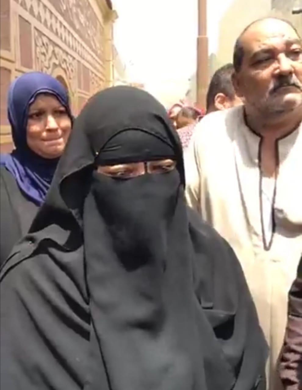 أسرة طفلة تنام في المقابر