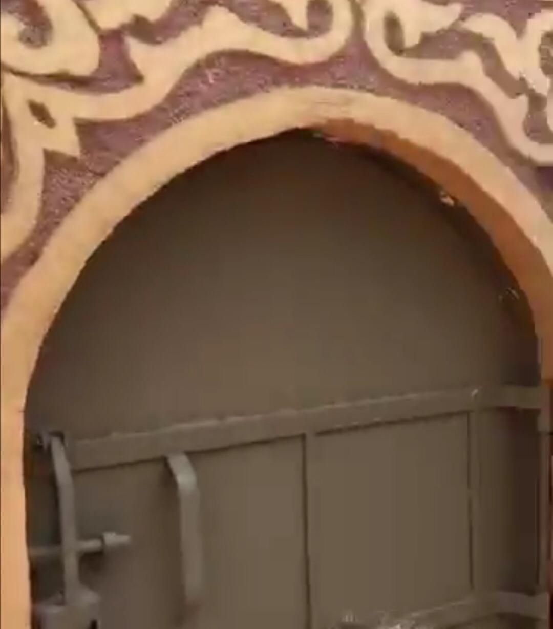 أسرة طفلة تنام في المقابر