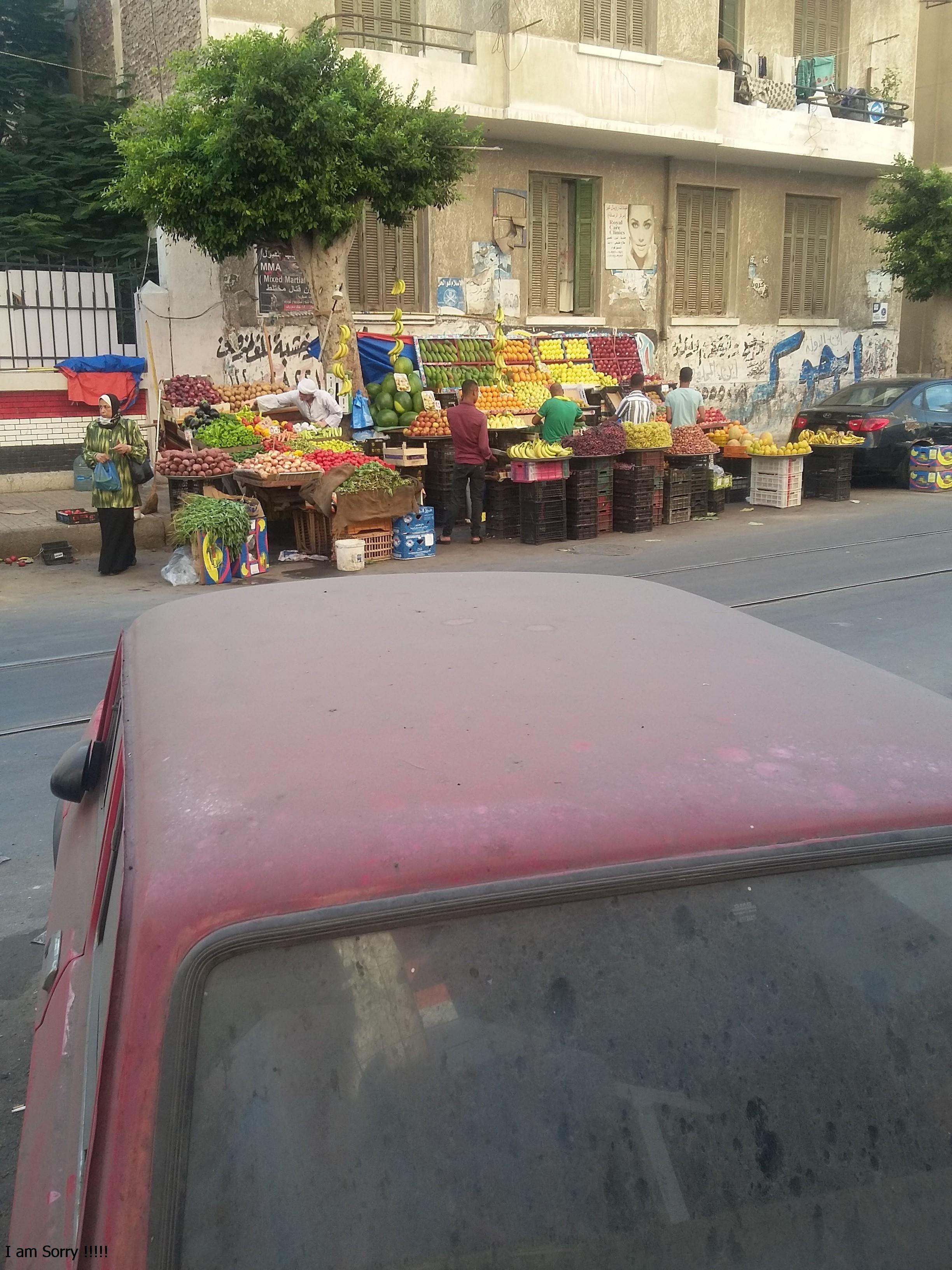 إحتلال المقاهى و الباعة الجائلين للأرصفة 