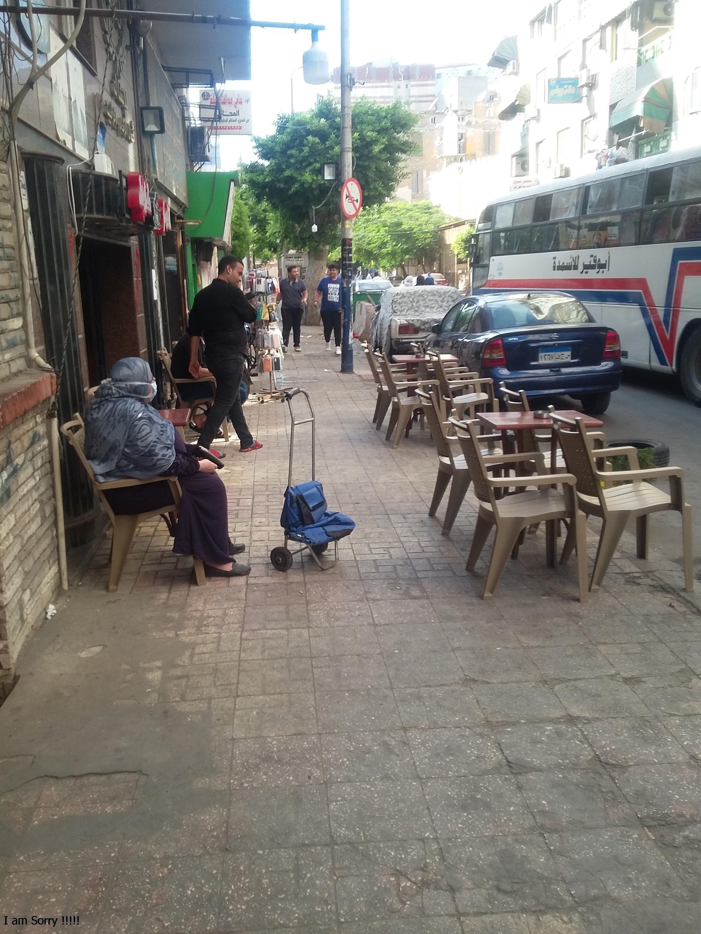 إحتلال المقاهى و الباعة الجائلين للأرصفة 