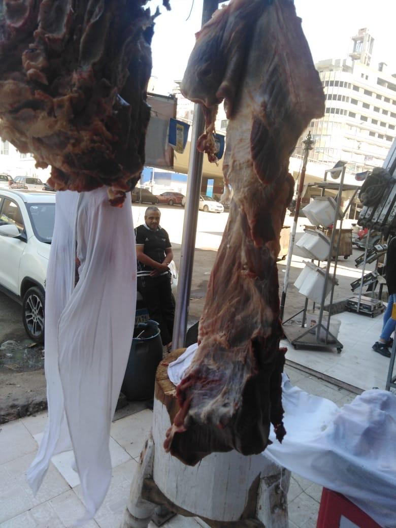 ضبط لحوم منتهية صلاحيتها بمطعم شهير بالمحلة 