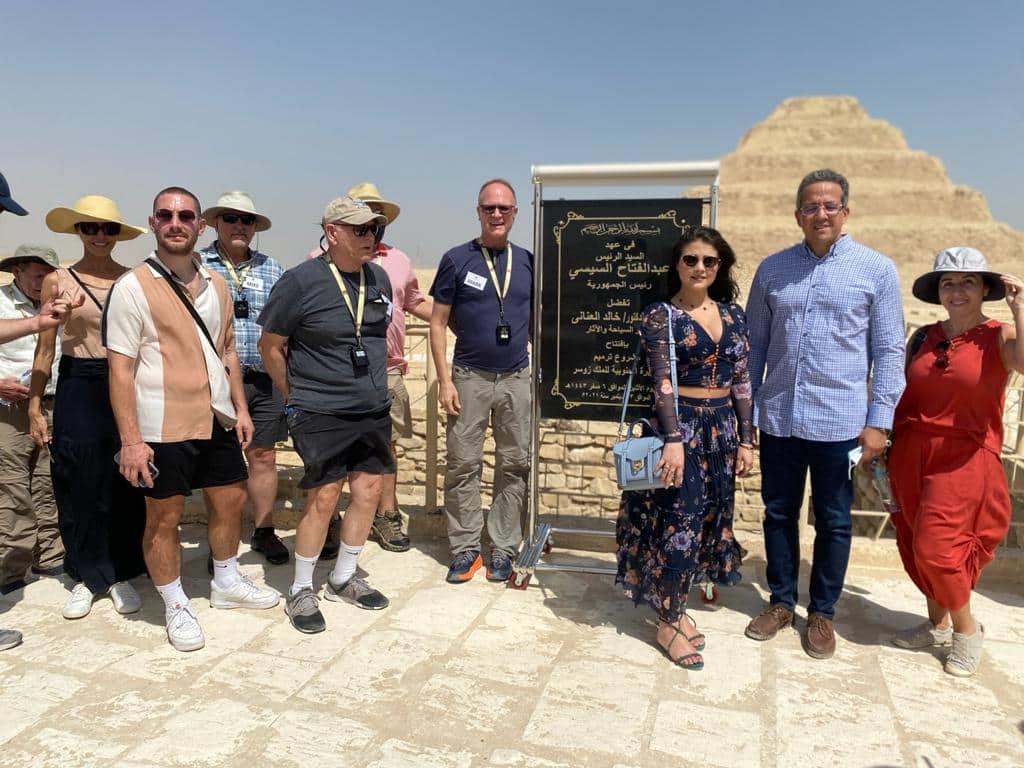 السياح يزورون المقبرة الجنوبية للملك زوسر بسقارة