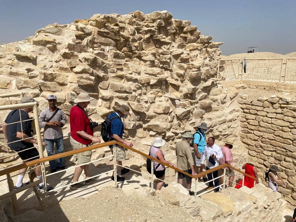 السياح يزورون المقبرة الجنوبية للملك زوسر بسقارة