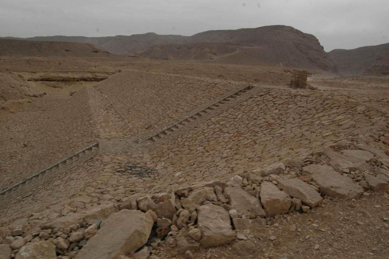  تطهير مخرات السيول