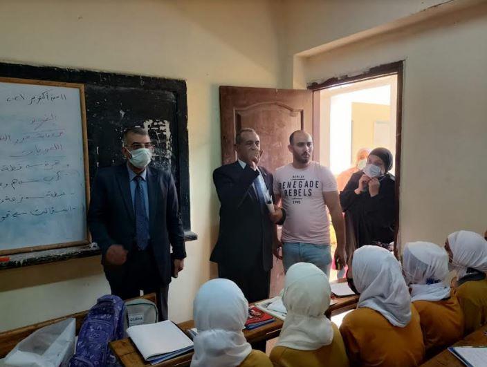 مدير تعليم الجيزة يتفقد مدارس إدارة الهرم التعليمية فى ثانى أيام العام الدراسى الجديد