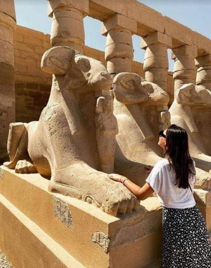 سياح  في الأقصر 