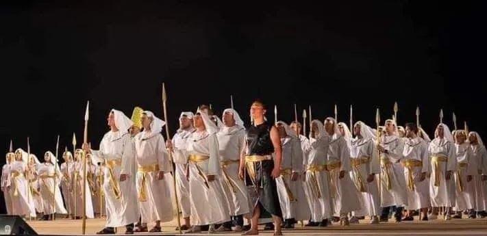 بالزي الأبيض و الذهبي الفرعوني